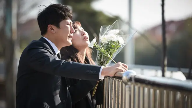 '윤창호 법' 국회 통과 다음 날, 고 윤창호 군의 사고현장을 찾은 친구들