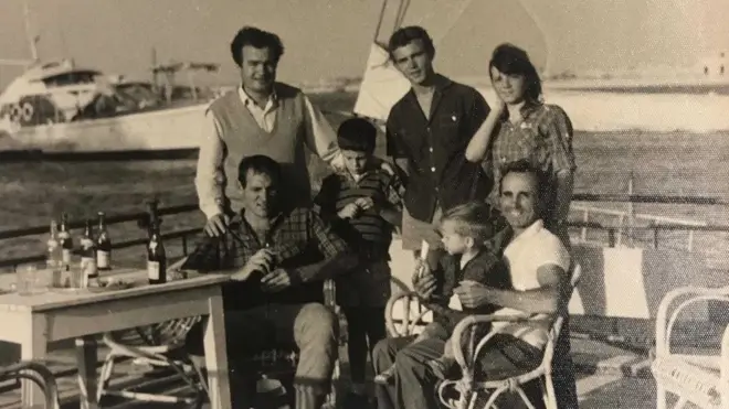 Posadu „Bese" činili su Joža Horvat (dole desno), njegova supruga Renata, sin Marko, inženjer Života Žika Pavlović i tada osamnaestogodišnji Vlado Hrlić (dole levo). Na ovoj slici su sa gostima u jednoj alžirskoj luci