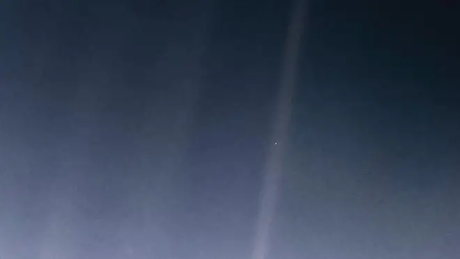 En la imagen remasterizada se ve la Tierra atravesada por un rayo de Sol.