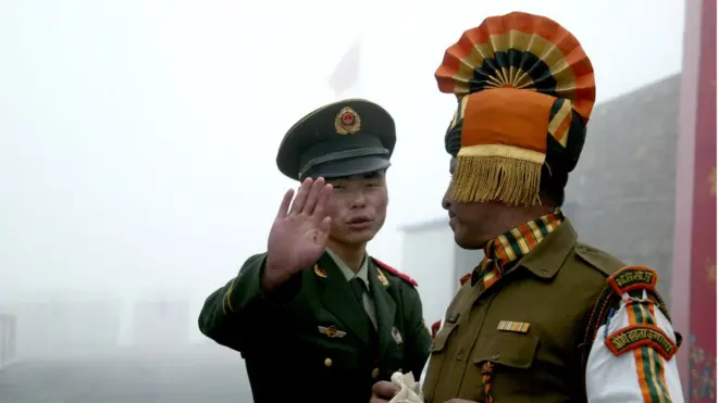 سربازان چینی و هندی در مرز ناتولا - عکس آرشیوی است