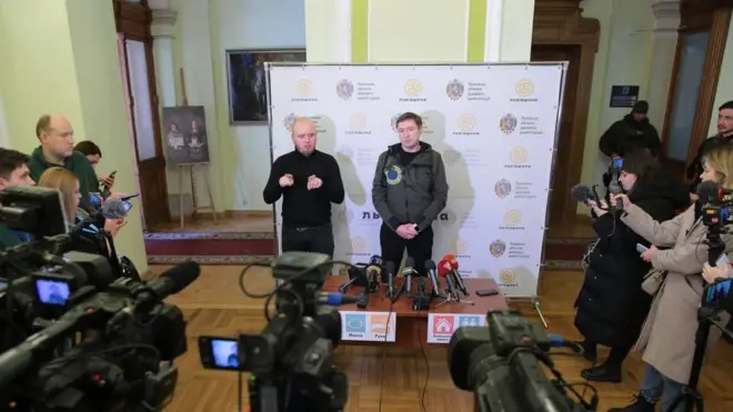 Керівник Львівської ОДА Максим Козицький (праворуч) каже, що на полігоні ще гатять пожежу і розбирають завали