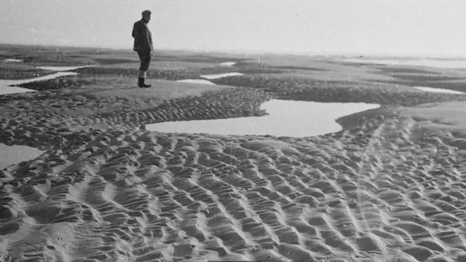 1948年，一个当地人站在沙滩上；当潮水上涨时，由于水下隐藏着流沙和暗流，所以，无论是站在沙滩上还是乘船驶过这里都是非常危险的事情（图片来源；Getty images）