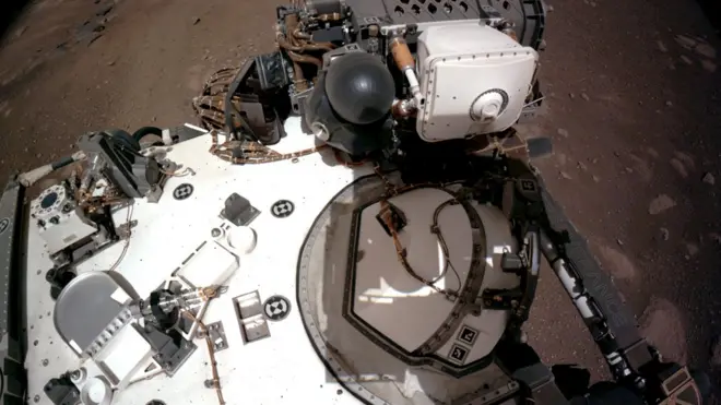 Esta é a visão do convés, a partir da qual podemos observar o PIXL, um dos instrumentos no braço retraído do robô que será usado para identificar elementos químicos