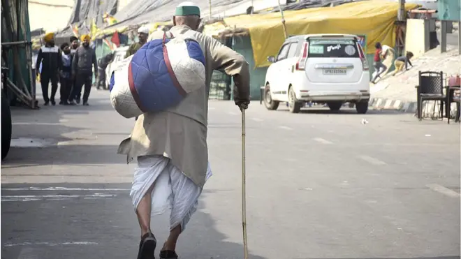 సింఘు బోర్డర్ నుంచి సంచి పట్టుకుని వెనుదిరిగి వెళుతున్న వృద్ధ రైతు