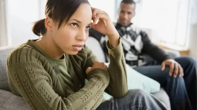 "Tu exagères" est une phrase manipulatrice classique, qui vise à minimiser ce que l'autre personne ressent ou pense.