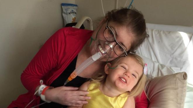 Melissa Beniot con su hija en el hospital.