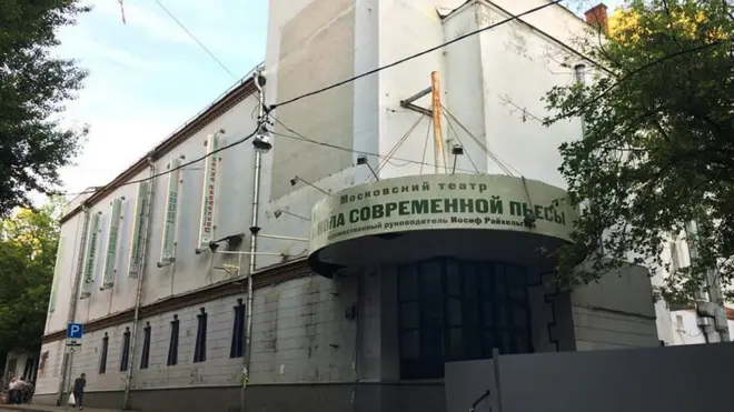 На следующий день после начала сноса ДК им. Серафимовича работы удалось остановить