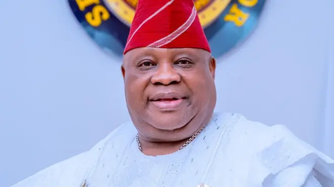 Gomina Ademola Adeleke wọ asọ leesi agbada toke tilẹ, o de fila asọ oke pupa, o si fi ẹgba sọrun