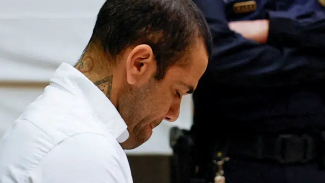 Dani Alves siddon for court