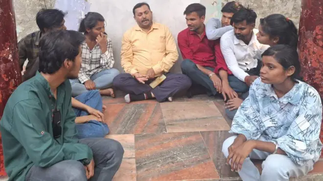 चबूतरा थियेटर के फाउंडर महेश चन्द्र देवा और अन्य कलाकार