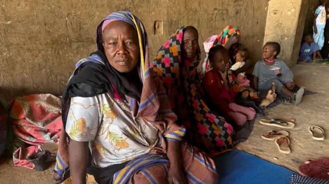 نساء نازحات من جنوب كردفان يجلسن على الأرض في الأبيض، ولاية شمال كردفان، السودان، 15 يناير/كانون الثاني 2026.