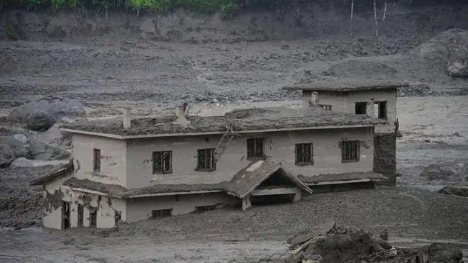 नेपाल-चीन सीमा से लगे नुवाकोट इलाके में अचानक आई बाढ़ के बाद हर तरफ मलबा ही दिखता है