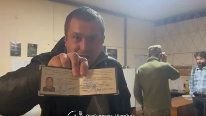 Розлючений чоловік показує на камеру свій документ