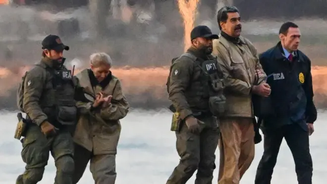 Cilia Flores y Nicolás Maduro son escoltados por agentes de EE.UU. en su camino a un tribunal de Nueva York