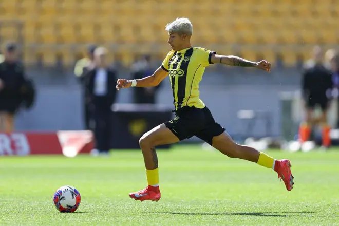 सिड्नीमा वेस्टर्न वान्डरर्स र वेलिङ्टन फीनिक्सबीचको खेलमा साम्बालाई स्वागत गर्दै नेपालको झण्डा बोकेका नेपाली दर्शकहरू