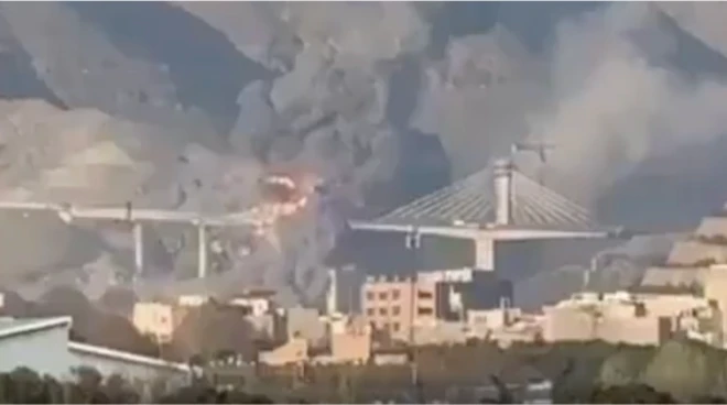 Karaj'daki B1 isimli köprünün yıkılma videosu. Asma köprünün uzaktan çekilen videosunda ortasının yıkıldığı görülüyor.