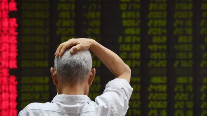 شخص في بورصة بكين في 4 يوليو/تموز