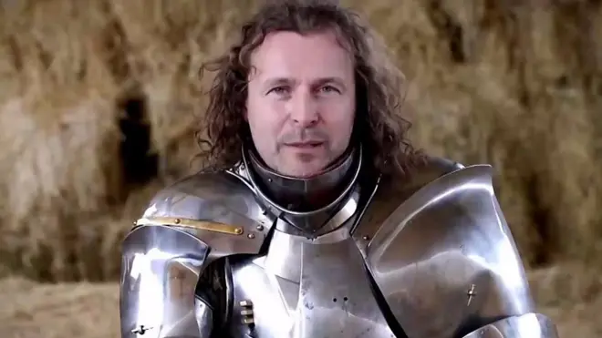 جیسن کنگزلی کا پیشہ ویڈیو گیمز بنانا ہے لیکن وہ اپنی زندگی ازمنہ وسطیٰ کے جنگجوؤں کی اقدار کے مطابق گزارنا پسند کرتے ہیں۔