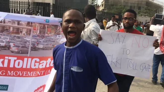 Lekki people dey protest for street on top increase for toll gate