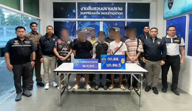 ဇွန်လ ၂၃ ရက်၊ မဲဆောက်မြို့လယ်က တိုက်ခန်းတစ်ခုမှာ လည်ပတ်နေတဲ့ အွန်လိုင်း လောင်းကစားဂိုဏ်းကို ဖမ်းဆီးခဲ့တဲ့ မြင်ကွင်း