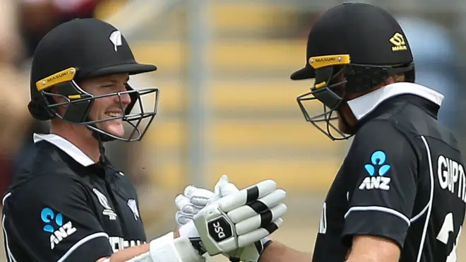 کیویز کی طرف سے بیٹنگ کا آغاز کالن منرو اور مارٹن گپٹل نے کیا