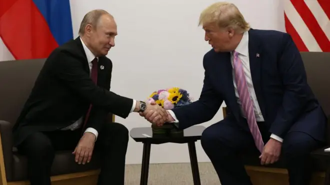 Путин и Трамп обмениваются рукопожатием