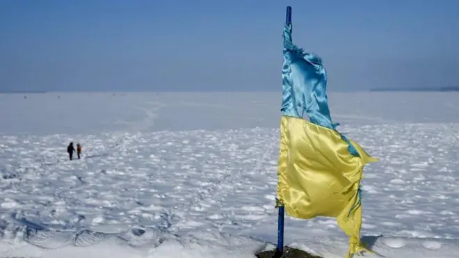 Український прапор в засніженому полі