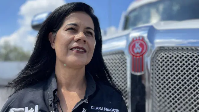 کلارا فراگاسو اپنے ٹرک سے سامنے کھڑی ہیں