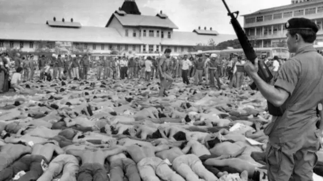 La policía atacó el campus universitario con armamento pesado y luego detuvo a miles de estudiantes.