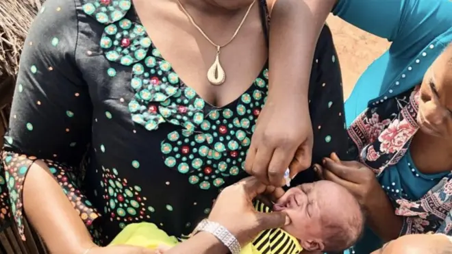 Women gada to give polio vaccine to small pikin