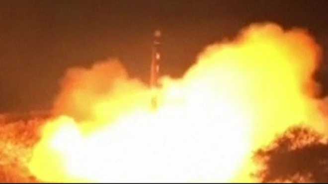 یمن کې یوه تلوېزون دا انځور ریاض ته د توغول شوي توغندي بللی دی.