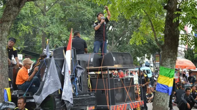 Aksi ratusan orang pendukung dan anggota Gerakan Masyarakat Bawah Indonesia (GMBI) di kota Ciamis, Jawa Barat.