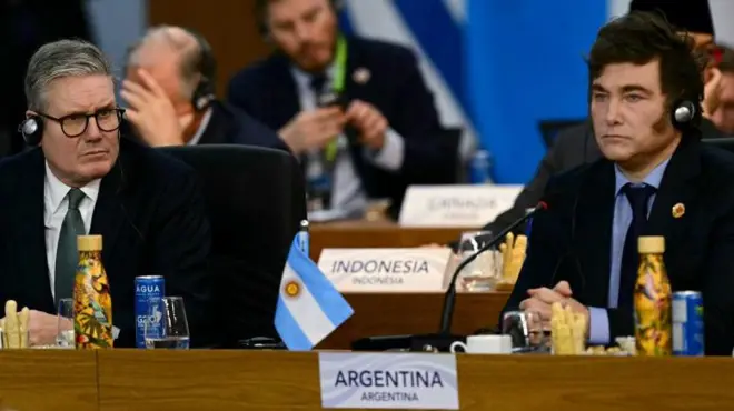 El primer ministro de Reino Unido, Keir Starmer, y el presidente de Argentina, Javier Milei, en la Cumbre del G20 en Río de Janeiro, Brasil, el 18 de noviembre de 2024.