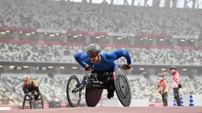 टोकियो पॅरालिंपिकमधल्या अ‍ॅथलेटिक्स स्पर्धेतलं दृश्य