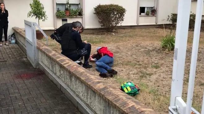 این عکس را یکی از مغازهداران محل از صحنه زخمی شدن دو کارمند شرکت فیلمسازی گرفته است