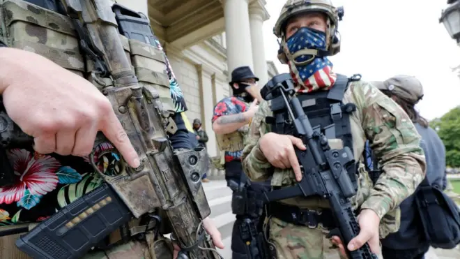 Члени Boogaloo біля Капітолію у штаті Мічиган, жовтень 2020 року