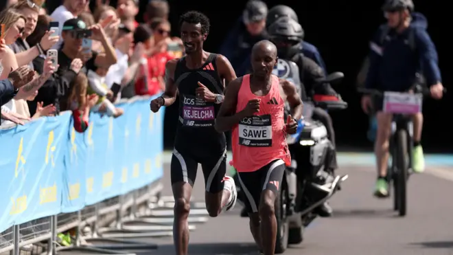 በለንደን ማራቶን ኬንያዊው አትሌት ሰባስቲያን ሳዌ እና ኢትዮጵያዊው ዮሚፍ ቀጀልቻ ከሁለት ሰዓት በታች ውድድሩን አጠናቅቀዋል።