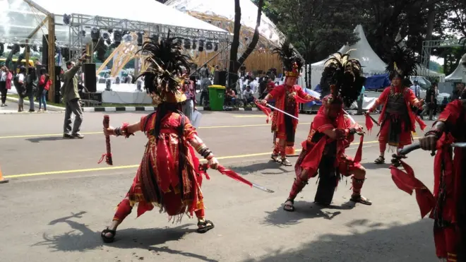 Sejumlah pria menampilkan Kabasaran, tarian perang dari Minahasa, Sulawesi Utara, dalam Kongres Kebudayaan Indonesia 2018 (5/12)