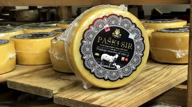 Ishrana ovaca daje mleku, koje se koristi za izradu čuvenog paškog sira, jedinstveni ukus