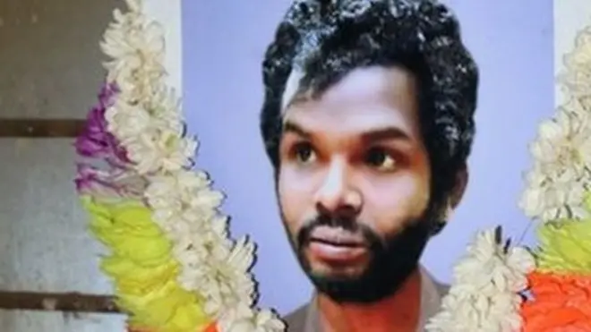 దొంగతనం చేశావంటూ విచక్షణారహితంగా కొట్టారు. పోలీసులు మధును ఆసుపత్రికి తీసుకుపోతుండగా.. జీపులోనే మధు చనిపోయాడు.