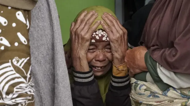 Perempuan, korban longsor, tangis pecah