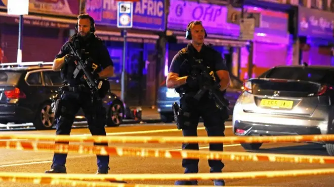 В район инцидента в Финсбери-парк прибыли вооруженные полицейские