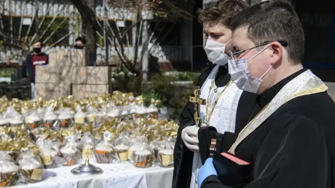 священники