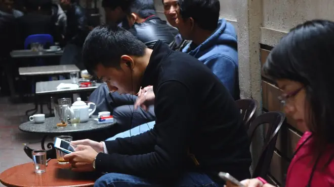 Số người dùng dịch vụ mua bán hàng qua mạng ngày càng lớn ở Việt Nam
