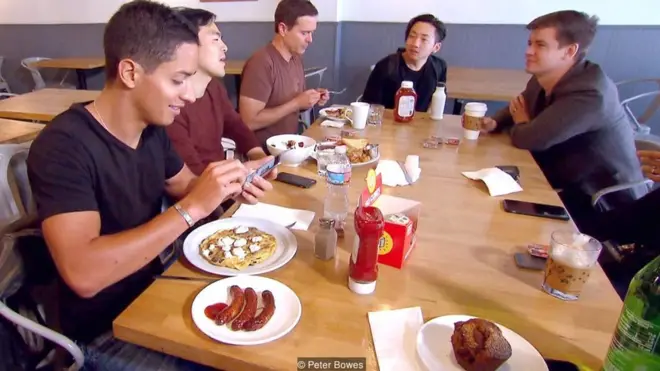 Anggota kelompok WeFast bertemu setiap Rabu untuk berbuka puasa bersama.