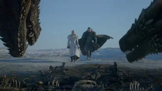 Дейенерис и Джон подходят к драконам