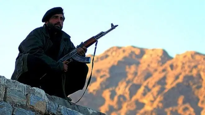 د پاکستاني امنیتي ځواکونو له عملیاتو وروسته بې ځایه شوي ځايي اوسېدونکي خپل کور کلي ته ستانه شوي