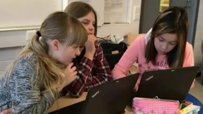 เด็กนั่งเรียน