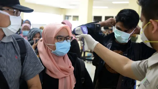 Mahasiswi asal Aceh, Maulida, menjalani pemeriksaan kesehatan di Bandara Internasional Sultan Iskandar Muda, Aceh, setibanya dari Kota Kaifeng, China, Rabu (29/01/).