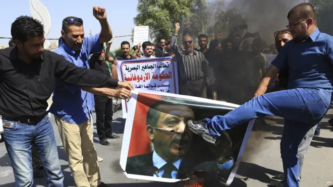 متظاهرون يحرقون صورة اردوغان وعلم اسرائيل